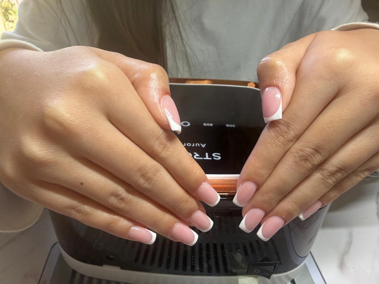 Klassieke French manicure, strak afgewerkt