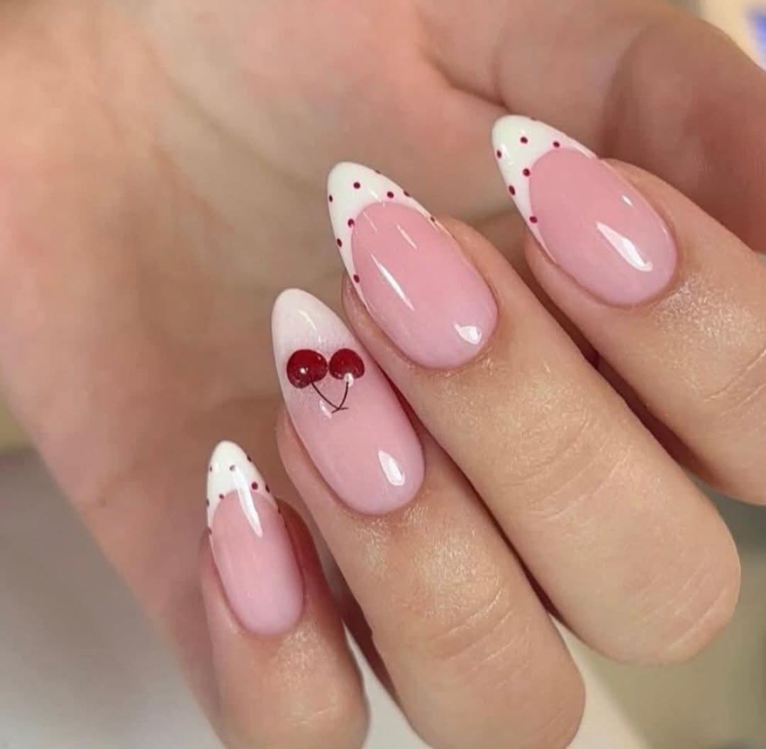 French manicure met handgeschilderde kersjes