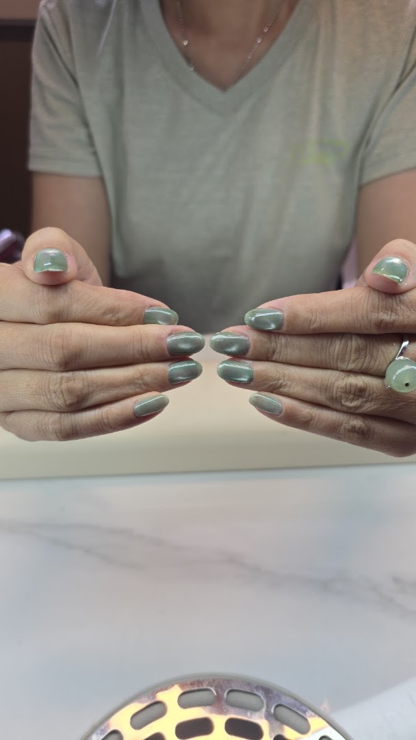 Gedempte salie-groene manicure
